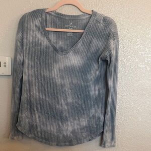 American Eagle Outfitters Ribbed V-Neck Long Sleeve Top in Gray Tie-Dye Wash